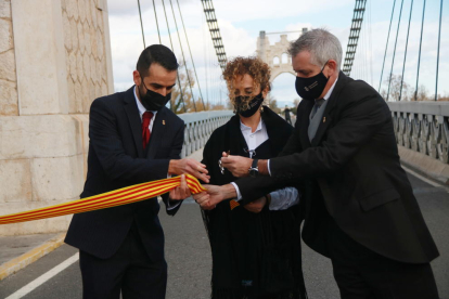 Corte|Trozo de cinta en el acto de inauguración del Puente Colgante de Amposta por parte de las autoridades locales.