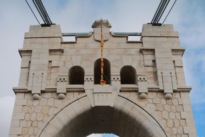Un altre pla del tall de cinta en l'acte d'inauguració del Pont Penjant d'Amposta per part de les autoritats locals.