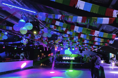 La discoteca montblanquina Quedeque ha anunciado que cierra durante dos semanas a causa de los positivos.