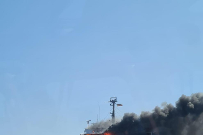 Imagen del incendio al buque Elbeik.
