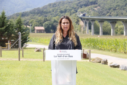 La portaveu del Govern, Patrícia Plaja, atenent els mitjans a la Vall d'en Bas.