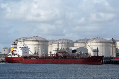 Imatge d'arxiu del petrolier Songa Sapphire atracat al port de Rotterdam.