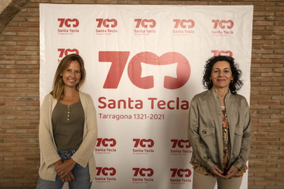 La consejera de Cultura y Fiestas del Ayuntamiento de Tarragona, Inés Solé, acompañada de la vicerrectora de la URV, Maria Bonet, en la presentación de las jornadas.