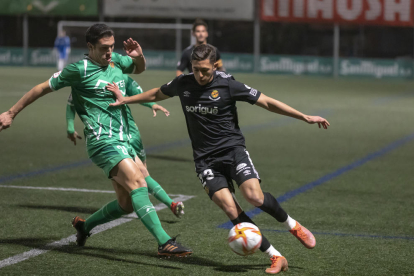 Karim conduciendo la esférica ante la presión rival en el partido del domingo contra el Cornellà.