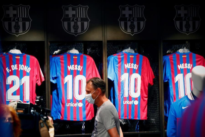 Camisetas con el nombre de Messi en la tienda del FC Barcelona.