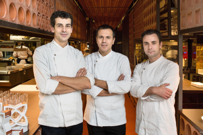 De izquierda a derecha, los chefs Mateu Casañas, Oriol Castro y Eduard Xatruch, en una imagen de archivo en el restaurante Disfrutar de Barcelona.
