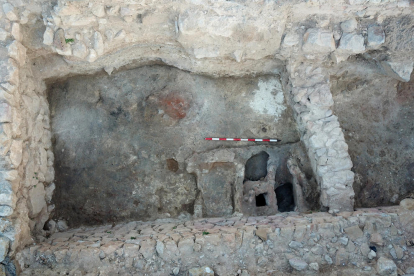 L'estança, un cop excavada, i de l'estructura de la cuina grega del segle VI aC que s'ha descobert a Empúries.