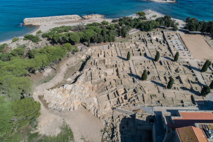 El sector norte de la ciudad griega de Empúries, donde se aprecian la espuela rocallós y todo el acantilado de la antigua fachada litora