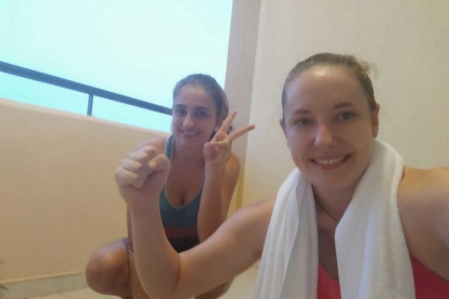 Laia Ferré i Sheila Maetzu haciendo deporte en su habitación de hotel en Malta donde se encuentran confinadas.