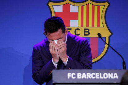 el jugador, Leo Messi, llorando durante la rueda de prensa de despido del FC Barcelona.