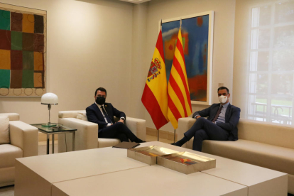 El presidente español, Pedro Sánchez, y la cabeza|cabo|jefe del Gobierno, Pere Aragonès, reunidos en Moncloa.