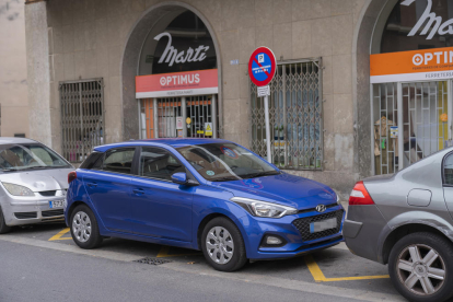 Imatge de cotxes aparcats en una zona de càrrega i descàrrega al centre de la ciutat.