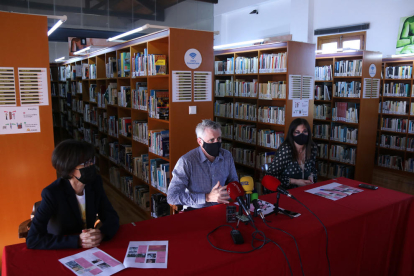 Plano abierto de la presentación de las XVI Jornades de les Lletres Ebrenques en la biblioteca comarcal Sebastià Juan Arbó de Amposta.