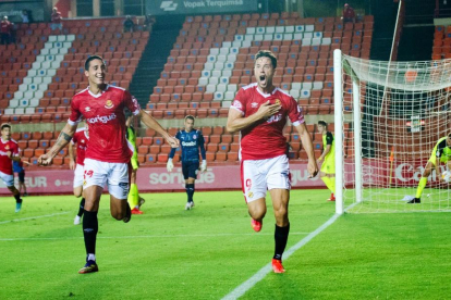 Pablo Fernández i Pedro Martín celebrant el gol del Malagueny