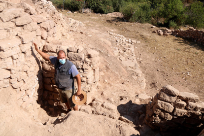 Rafel Jornet, profesor de la Universidad de Barcelona y codirector de las excavaciones en el Coll del Moro de Gandesa, mostrando la puerta de entrada en el asentamiento ibérico.