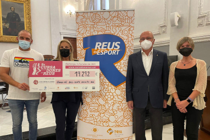 La entrega del cheque con el importe recaudado en la novena edición de la Cursa de la Dona de Reus.