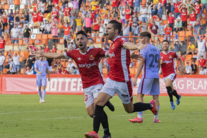 Fran Carbia celebra el gol, al costat de Robert Simón.