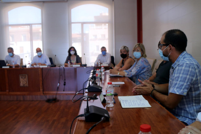 Plano abierto de la reunión entre el gobierno municipal de Alcanar y representantes del Govern en las Terres de l'Ebre.