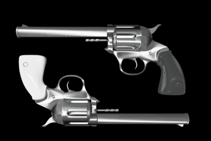 Dos pistolas.