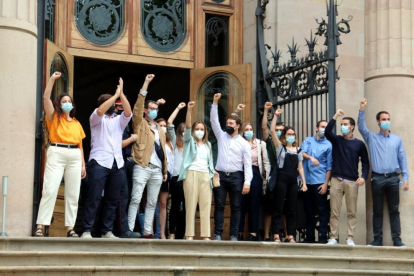 Imagen de los universitarios juzgados en las puertas de la Audiencia de Barcelona antes del juicio.