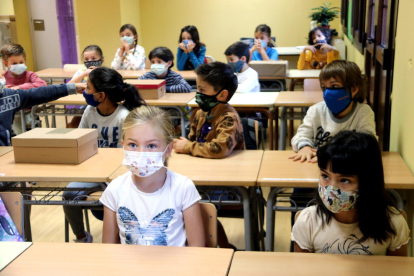 Panoràmica d'una aula amb tots els alumnes amb mascareta a l'escola de Salardú, a la Vall d'Aran.
