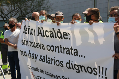Plano cerrado de los trabajadores del servicio de limpieza de Salou, que reclaman un nuevo contrato de la basura, en un acto de protesta el pasado 2 de agosto.