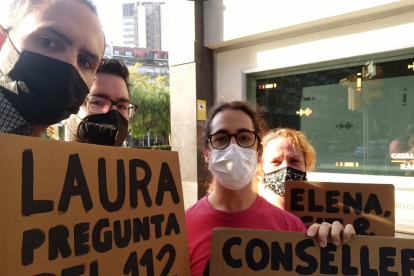Trabajadores del 112 de Zona Franca delante de las oficinas de Catalunya Ràdio.
