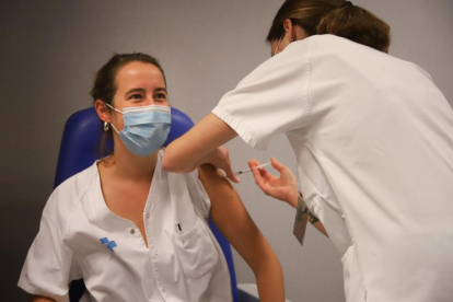 Imagen de una profesional sanitaria reciben una vacuna.