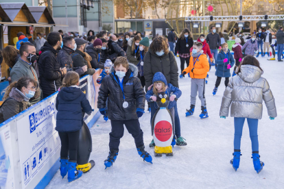 L'aspecte que presentava la pista de patinatge ahir al matí.