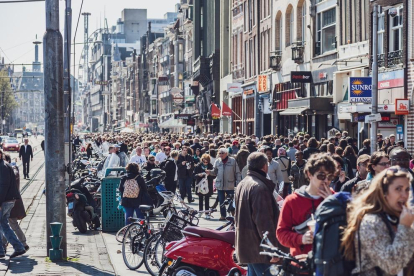 Imagen de archivo de mucha gente por la calle.