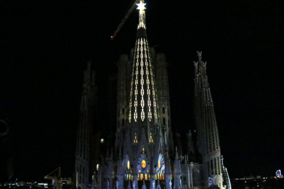 Plano general de la torre de la Virgen de la Sagrada Familia con la estrella iluminada.
