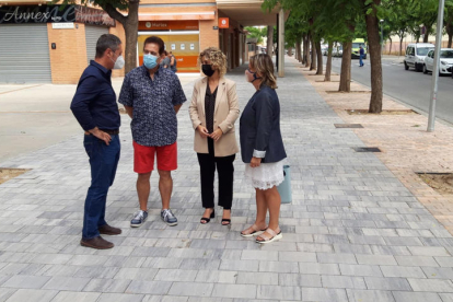 L'alcaldessa de Tortosa i representants municipals visitant les obres de millora de les voreres de Vora Parc.