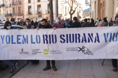 Pla mitjà d'una de les pancartes de la concentració per donar suport als activistes de la Plataforma Riu Siurana a Falset.