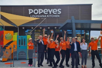 Una imagen de la entrada del recién inaugurado 'Popeyes'.