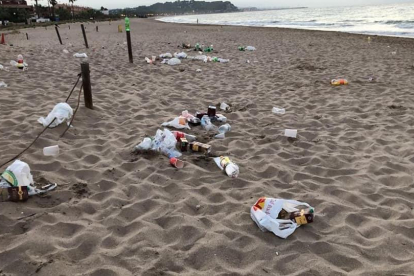 Los jóvenes dejan botellas de vidrio, plásticos y envoltorios cada noche en la playa.
