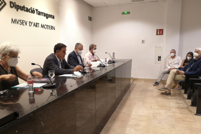 La Diputación de Tarragona repasa la obra del escultor tarraconense Tom Carr en un libro