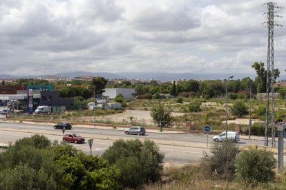Imagen de los terrenos donde se construirá la tienda de bricolaje visto desde el polígono Francolí.
