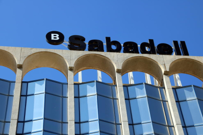 Detalle de un letrero del Banco Sabadell.