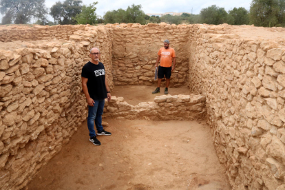 Pla general d'un dels edificis excavats al jaciment iber de Banyeres del Penedès, amb l'alcalde Amadeu Benach i l'arqueòleg Jordi Morer.