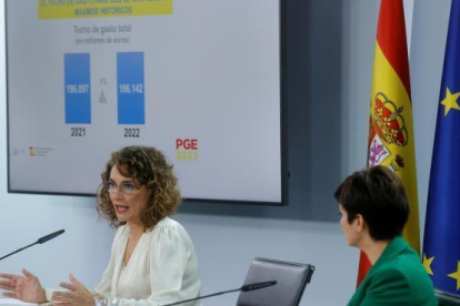 La ministra de Hacienda, María Jesús Montero, y la ministra de Política Territorial y portavoz del Gobierno, Isabel Rodríguez.
