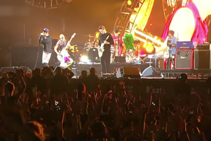 Imatge dels Red Hot Chili Peppers en directe.