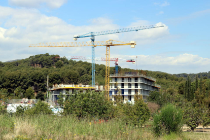 Imatge de la promoció d'habitatges que s'està construint al sector de Can Ribes el 16 d'abril de 2021.
