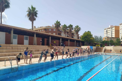 El 'Mulla't per l'Esclerosi Múltiple' llena de solidaridad unas 500 piscinas en una edición «especial»