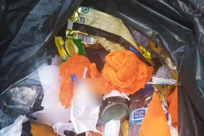 Imagen del interior de una bolsa de basura en Calafell.
