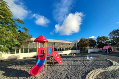 Plano general de un parque infantil en Alcover (Alt Camp) donde se construirá la nueva piscina municipal, al lado de las actuales piscinas cubiertas.