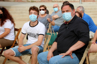 El president d'Esquerra, Oriol Junqueras, al costat de l'activista Pol Serena.