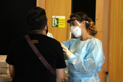 Una persona sometiéndose al test de antígenos antes de entrar al Cruïlla.