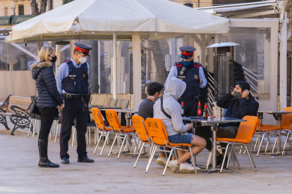Imagen de archivo del pasado noviembre, cuando los Mossos d'Esquadra hicieron una ronda informativa y de control en la plaza de la Font.