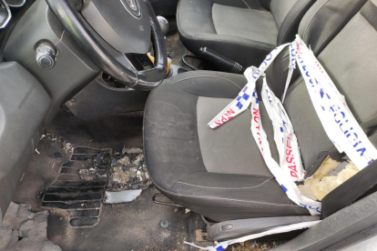 Detalle del asiento estropeado en un coche de la Policía Local de L'Arboç.