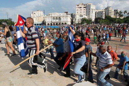 Plano general de manifestantes pro-gobierno en la manifestación de La Habana.